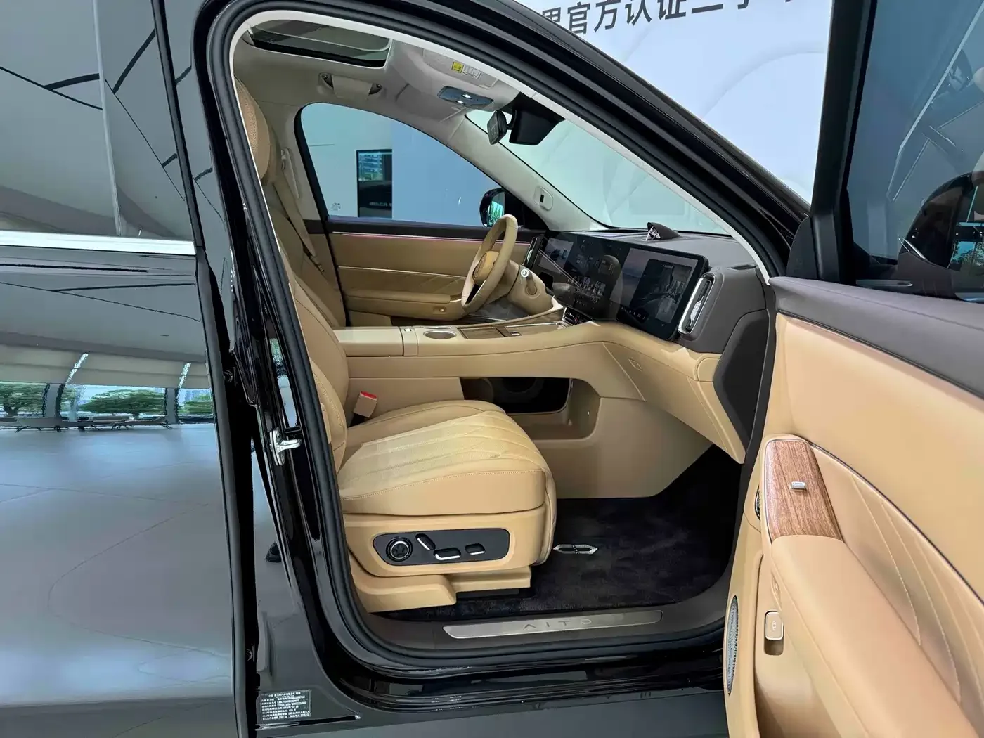 AITO Wenjie AITO M8 2025 Pure Electric Max+ 6-seater AWD — Фото автомобиля 10