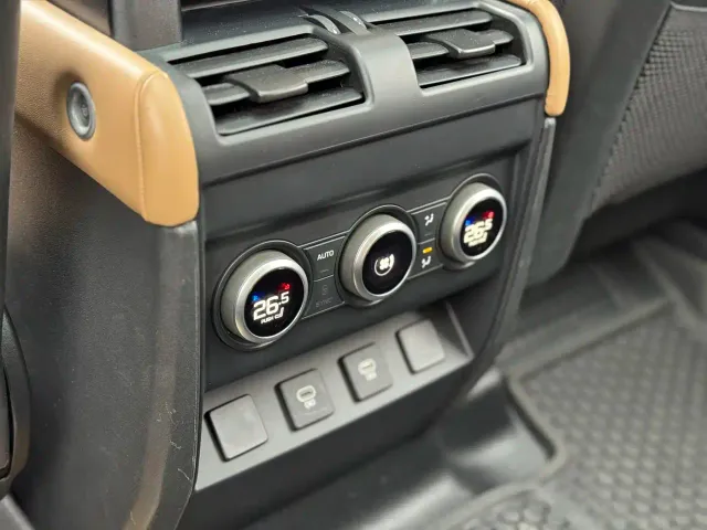 Land Rover Defender — Фото автомобиля 14