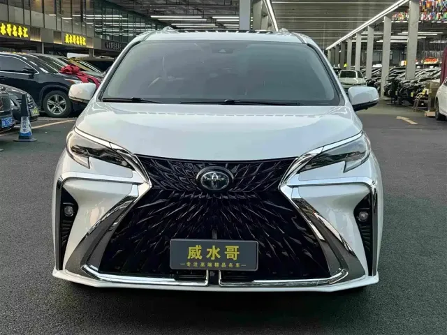 Toyota Sienna — Фото автомобиля 2