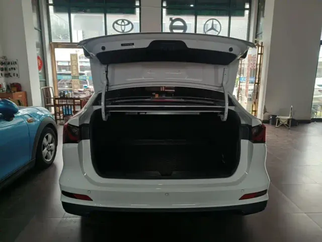 Roewe i5 — Фото автомобиля 18