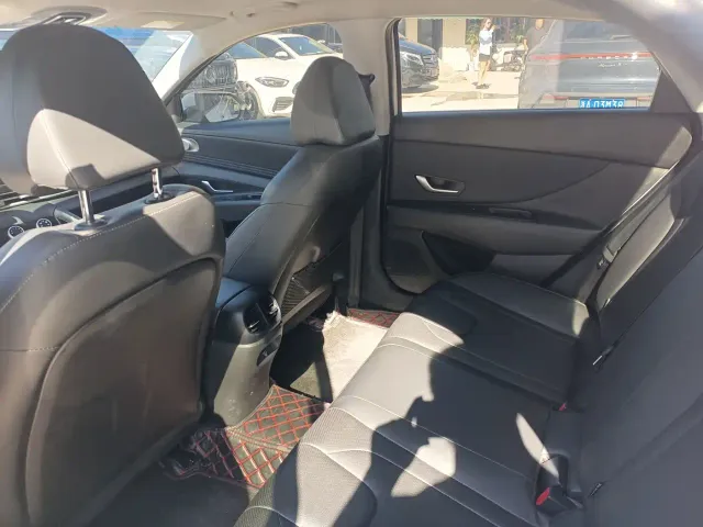 Hyundai Elantra — Фото автомобиля 18