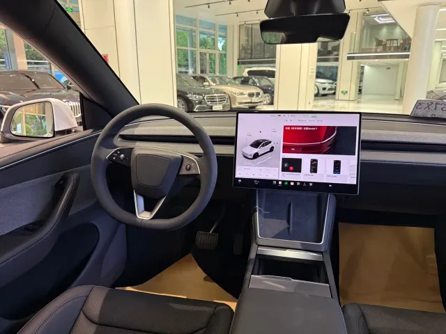Tesla Model Y — Фото автомобиля 15