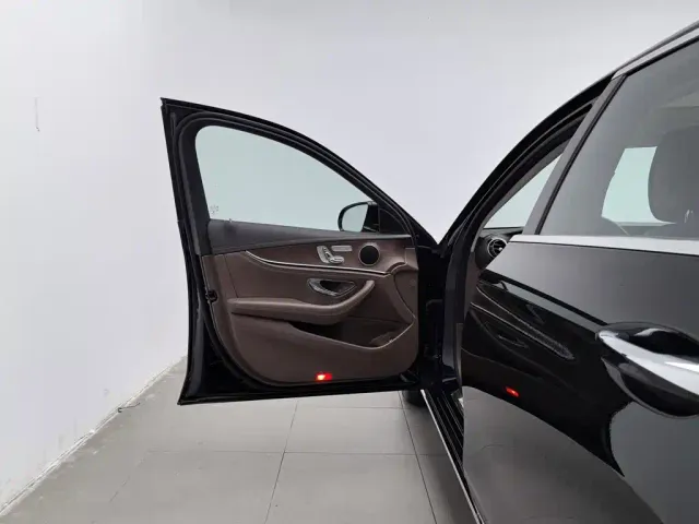 Mercedes-Benz E-Class — Фото автомобиля 8