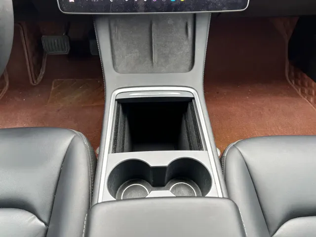 Tesla Model 3 — Фото автомобиля 21