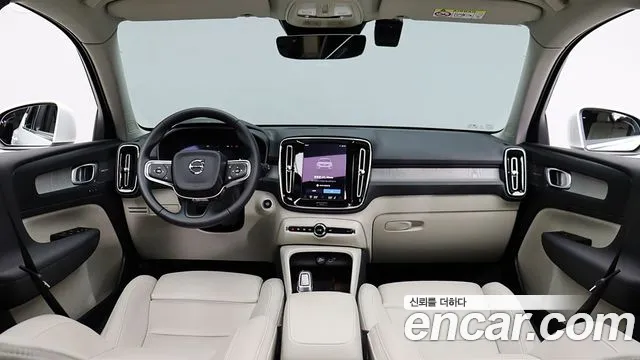 Volvo XC40 — Фото автомобиля 8