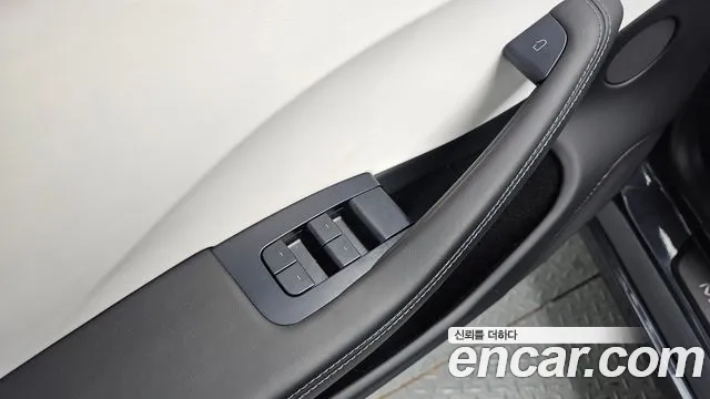 Tesla Model 3 — Фото автомобиля 29