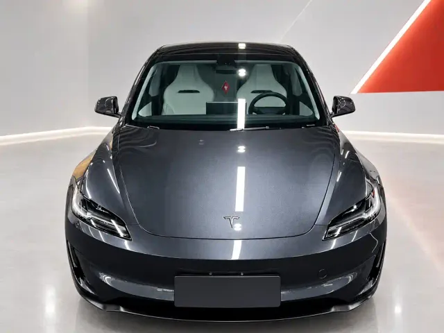 Tesla Model 3 — Фото автомобиля 2