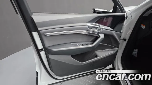 Audi e-tron — Фото автомобиля 13