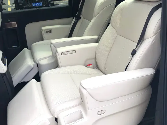 Li Auto MEGA — Фото автомобиля 2