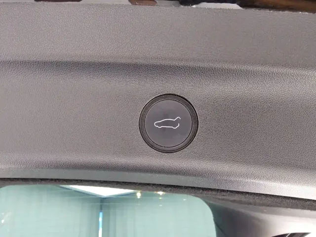 Tesla Model Y — Фото автомобиля 12