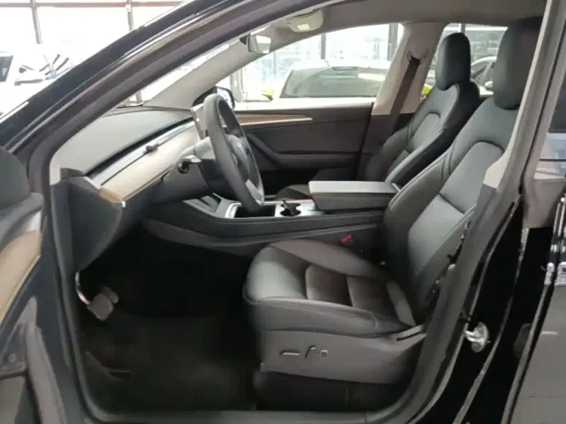 Tesla Model Y — Фото автомобиля 14