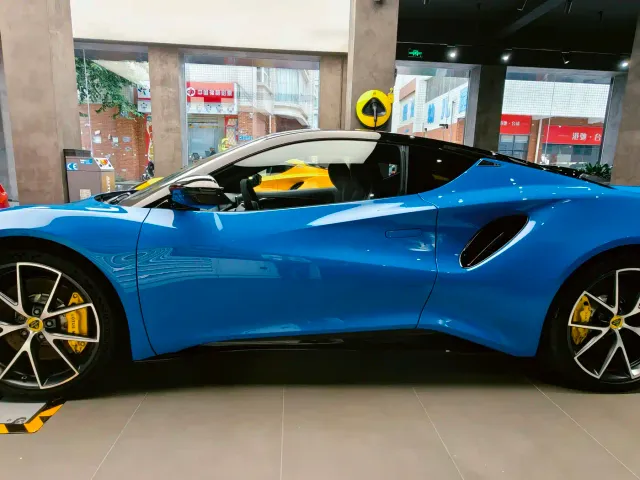 Lotus Emira — Фото автомобиля 2
