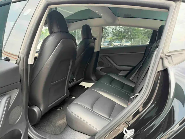 Tesla Model 3 — Фото автомобиля 5