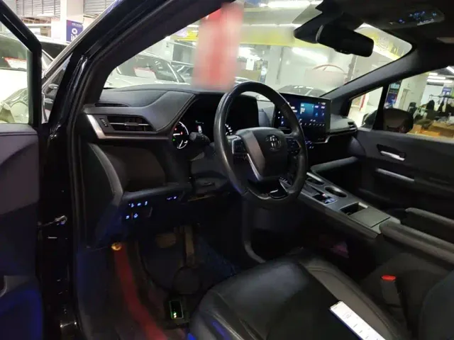 Toyota Sienna — Фото автомобиля 15