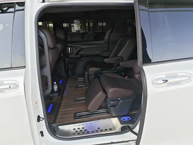 Toyota Sienna — Фото автомобиля 16