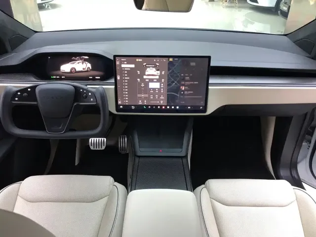 Tesla Model X — Фото автомобиля 18