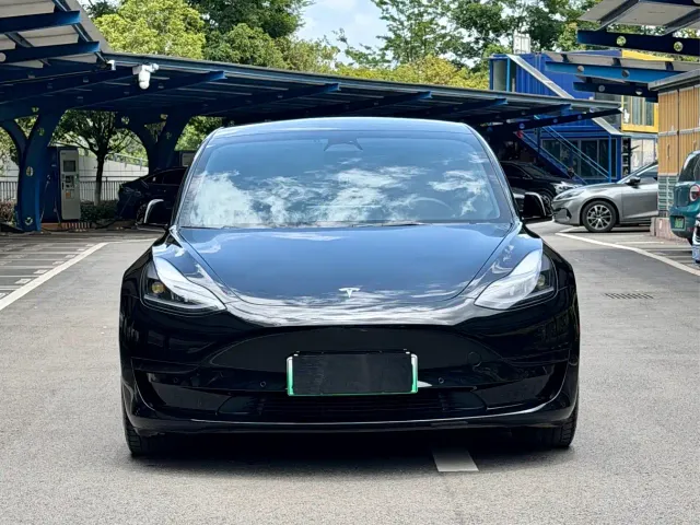 Tesla Model 3 — Фото автомобиля 2