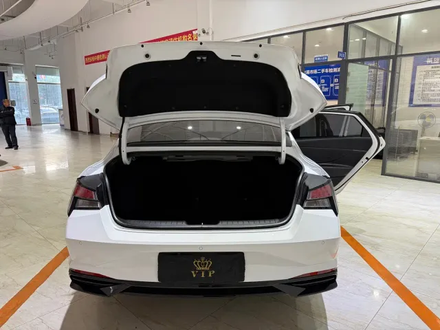 Hyundai Elantra — Фото автомобиля 8