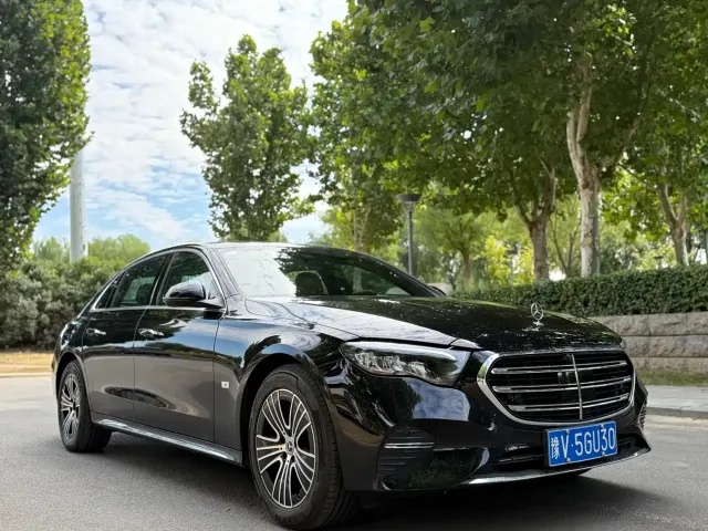 Фотография автомобиля — Mercedes-Benz E-Class