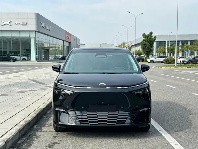 Xpeng X9 — Фото автомобиля 3