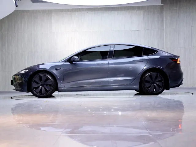 Tesla Model 3 — Фото автомобиля 4