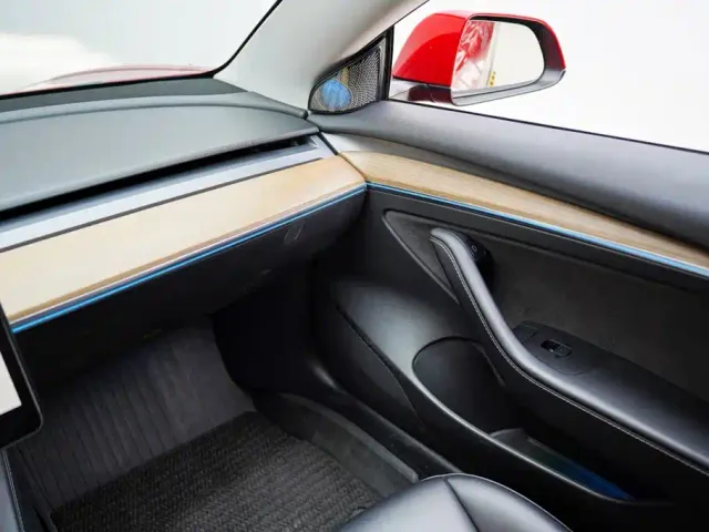 Tesla Model 3 — Фото автомобиля 9