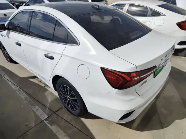 Roewe i5 — Фото автомобиля 9