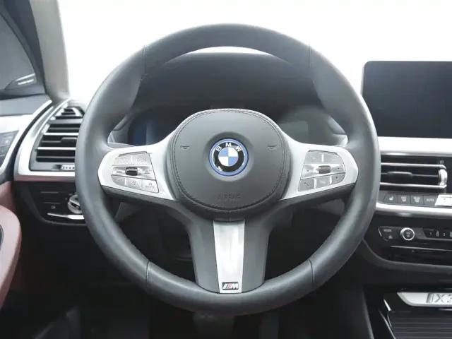 BMW iX3 — Фото автомобиля 14