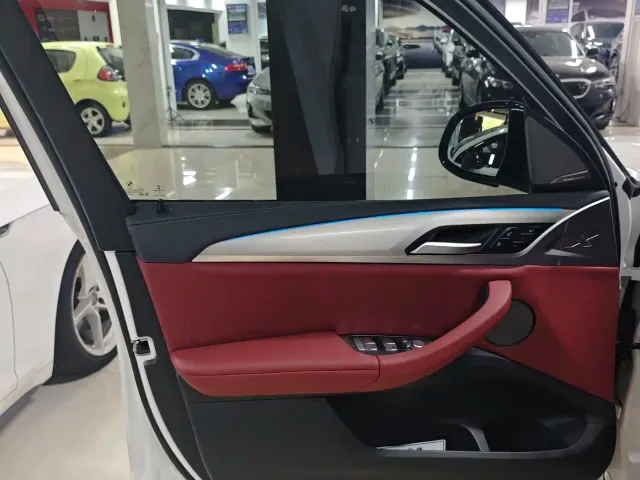 BMW iX3 — Фото автомобиля 10