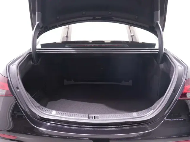 Mercedes-Benz E-Class — Фото автомобиля 12