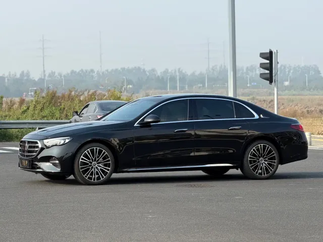 Фотография автомобиля — Mercedes-Benz E-Class