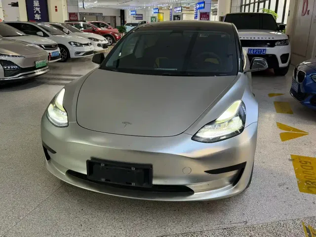 Tesla Model 3 — Фото автомобиля 2