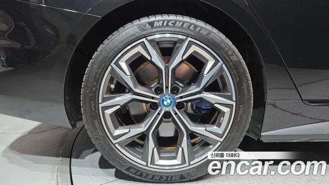 BMW i4 — Фото автомобиля 5