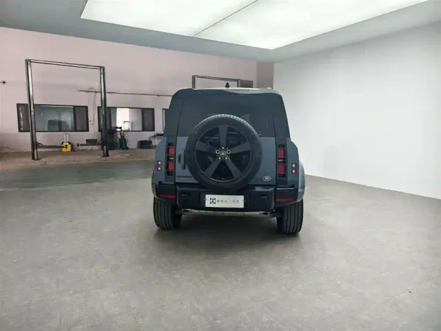 Land Rover Defender — Фото автомобиля 8