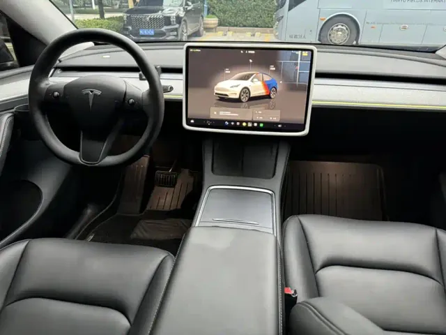 Tesla Model Y — Фото автомобиля 8