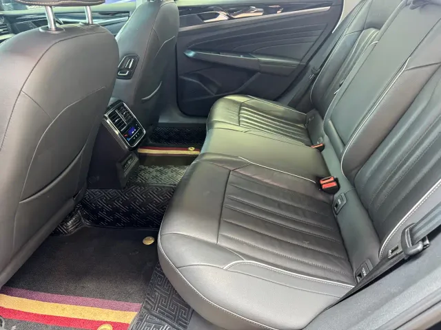 Volkswagen Passat — Фото автомобиля 5