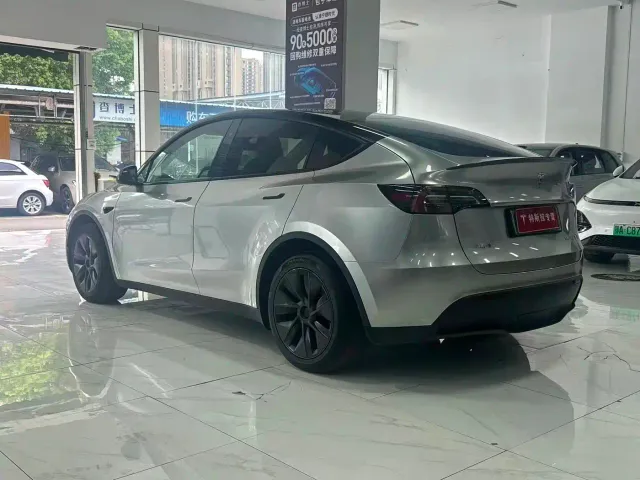 Tesla Model Y — Фото автомобиля 12