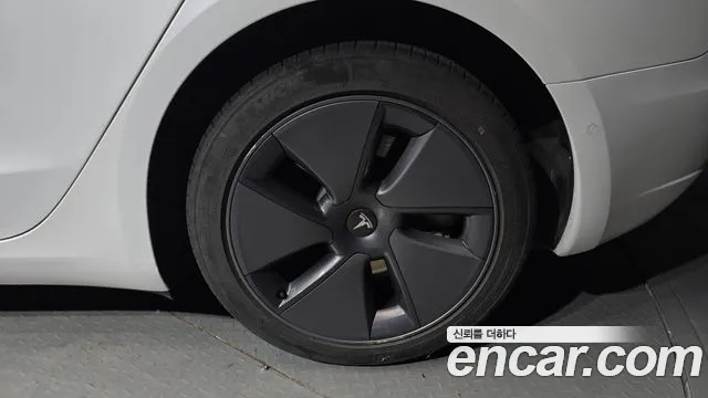 Tesla Model 3 — Фото автомобиля 21