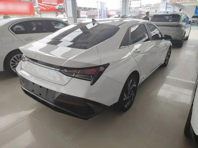 Hyundai Elantra — Фото автомобиля 6