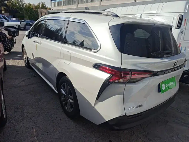 Toyota Sienna — Фото автомобиля 4