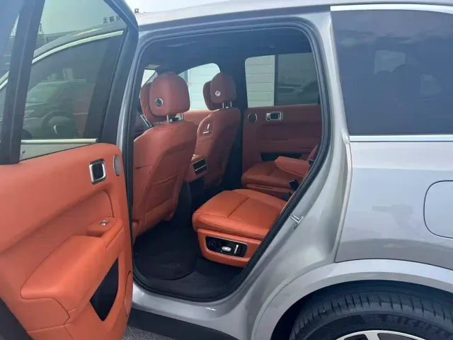 Li Auto L8 — Фото автомобиля 8