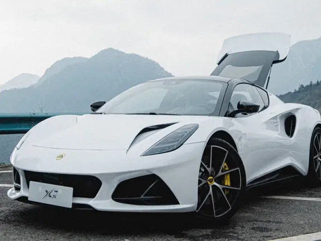 Lotus Emira — Фото автомобиля 12