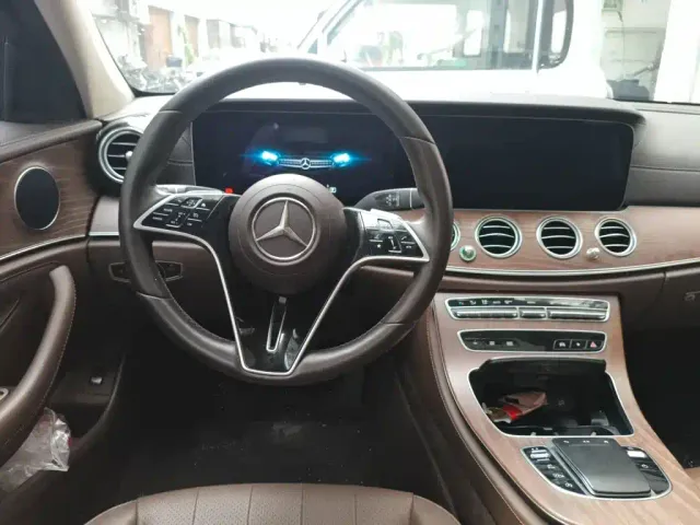 Mercedes-Benz E-Class — Фото автомобиля 2