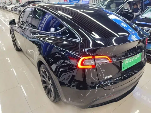 Tesla Model Y — Фото автомобиля 4