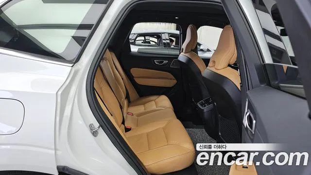 Вольво XC60 — Фото автомобиля 12