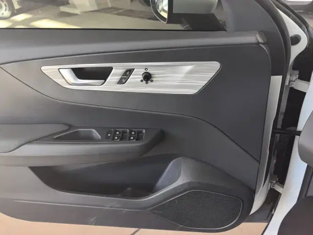 Hongqi E-QM5 — Фото автомобиля 7