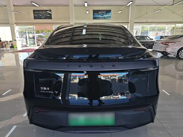 Tesla Model Y — Фото автомобиля 5