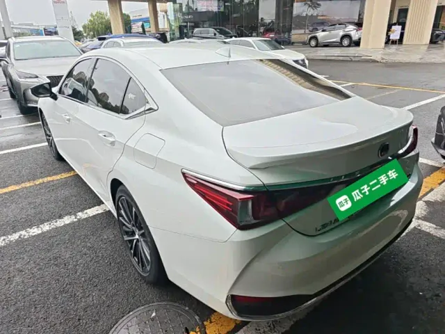 Lexus ES — Фото автомобиля 4