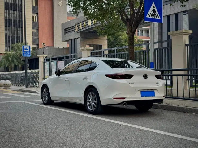 Mazda Axela — Фото автомобиля 9