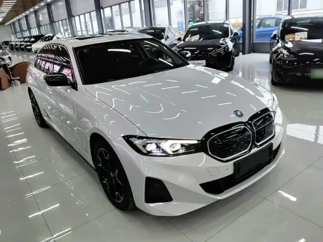 BMW BMW i3 2023 eDrive 40 L Shadowline Package — Фото автомобиля 3